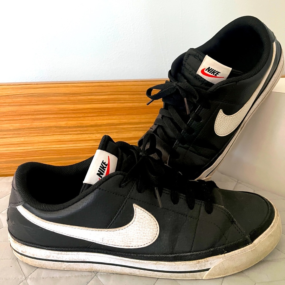 Nike Black and White Low-Top Sneakers with Cushioned Sole